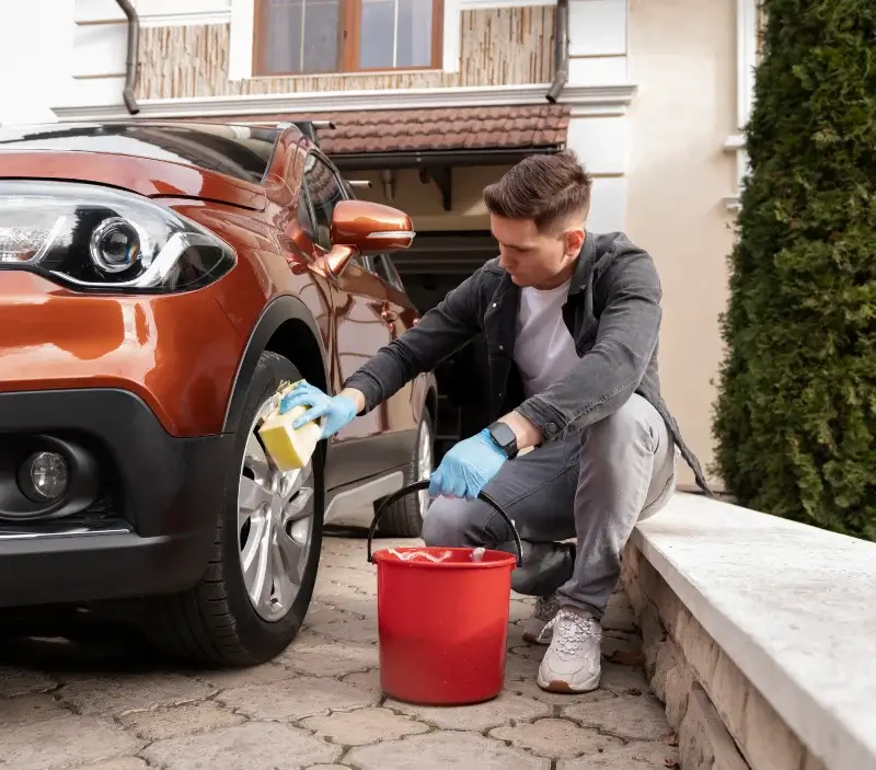 Lavage auto à domicile Saint-Sulpice-et-Cameyrac : professionnel intervenant sur un véhicule